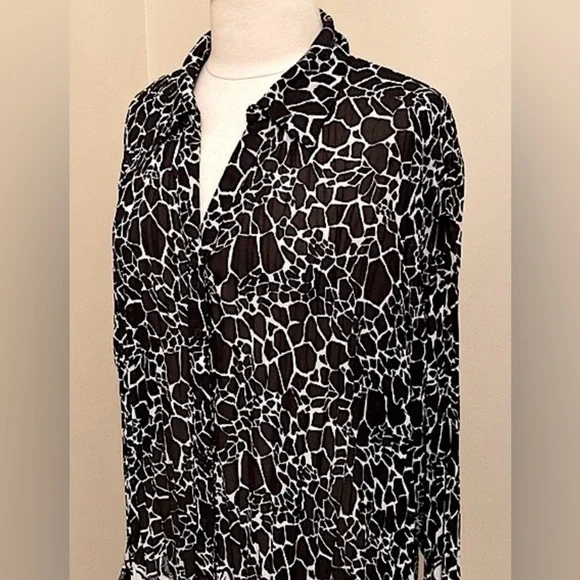 Lane Bryant Black White Floral Crinkle Button Down Long Sleeve Blouse Size 22/24 - Picture 4 of 9